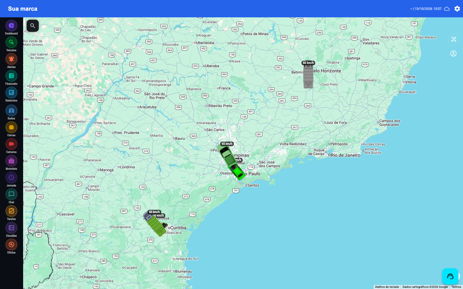Mapa real da plataforma com ícones de veículos por categoria e cor, velocidade e posições de demonstração